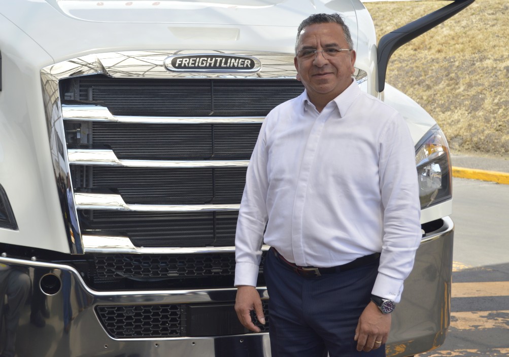 RevistaAT2000's tweet photo. #CIIAM2020
Flavio Rivera, de @FreightlinerMex, informó que de 2018 a la fecha se han producido 485 mil 277 vehículos pesados en México y exportado 400 mil 244; de estos, el 55% y 60%, respectivamente, fueron producidos y exportados por Freightliner México.
#VirtualEdition https://t.co/wJ2Qf2DQdQ
