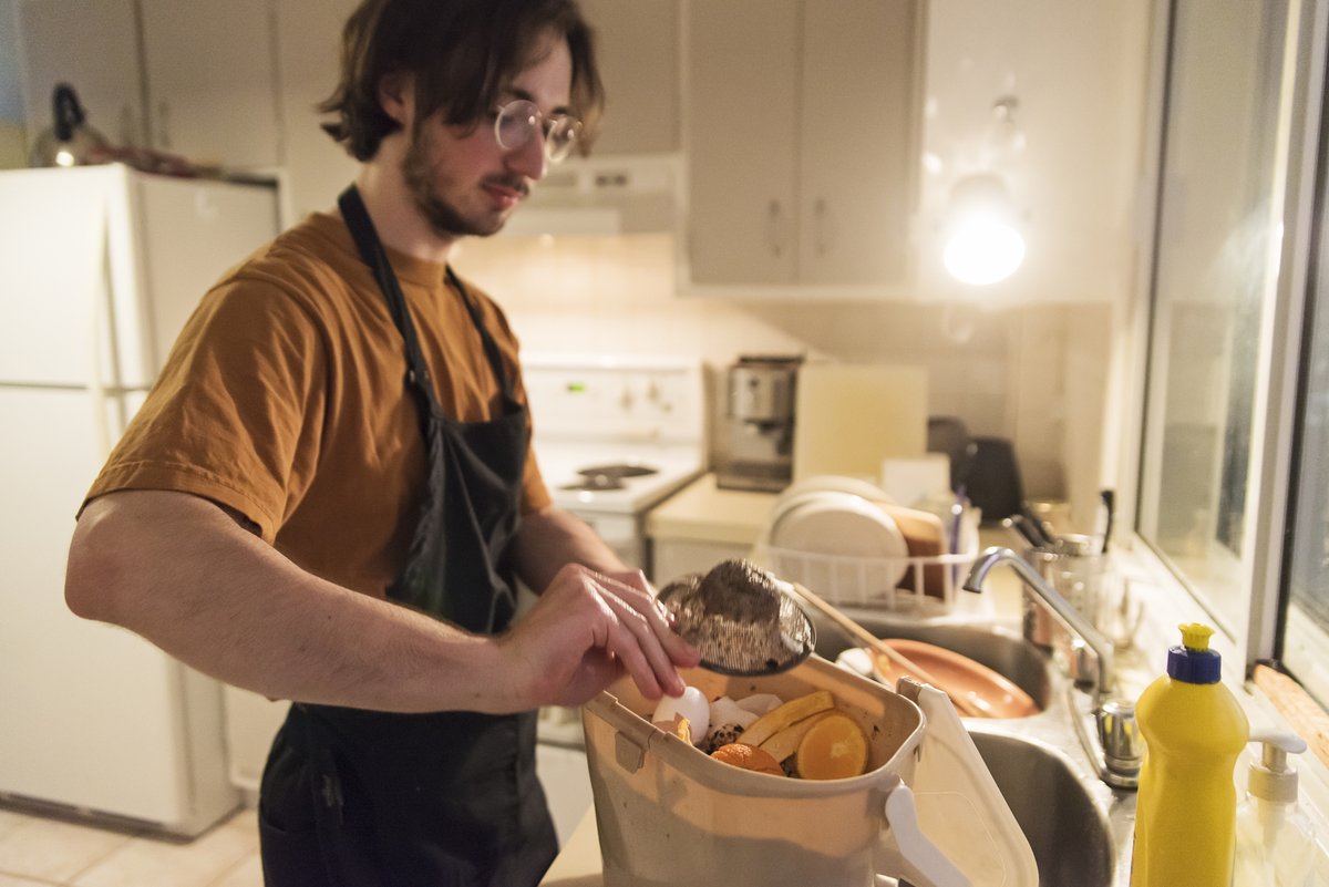 environnementca's tweet photo. Alors que nous continuons à célébrer la Semaine de #RéductionDesDéchets 🇨🇦 , consultez la Trousse d’action #AntiGaspillageAlimentaire de @CCE_Francais pour des idées géniales et des activités amusantes visant à réduire les #DéchetsAlimentaires.  

#SCRDCANADA https://t.co/BfetsoCrkV