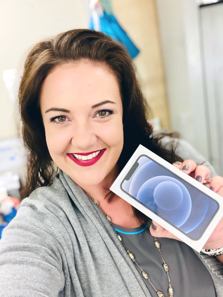 kirsten_peavey's tweet photo. Pumpkin Carving contest before the best day of the year starts at Presidio!!!! iPHONE 12 launch day 🥳 #IHAxe #ATT #iphone12 #ihx #stx @CentralIhx @ATT @IHXSTX https://t.co/KmlxMzBofL