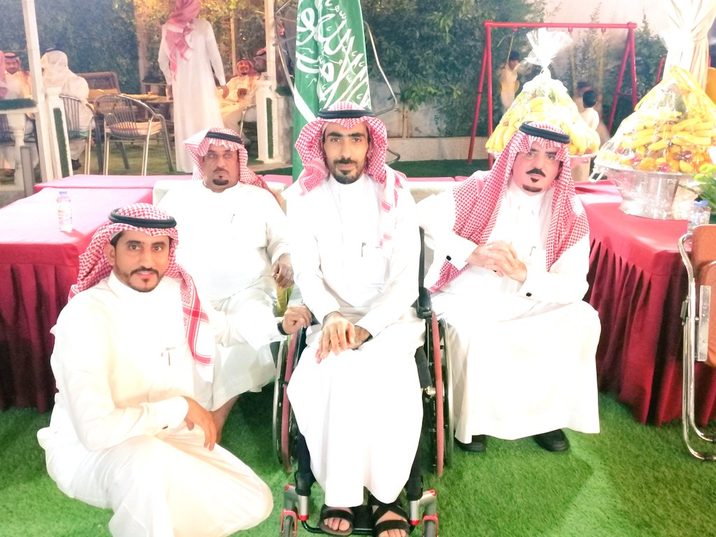 تشرفت بحضور الحفل المختصر لنقل الاخ العزيز محمد صالح الحازمي بمنطقة الحدود الشمالية 
وإلتقاط صورة تشريفية مع والده العم أبومشعل والشيخ خالد ملاح الإديهم حفظهم الله