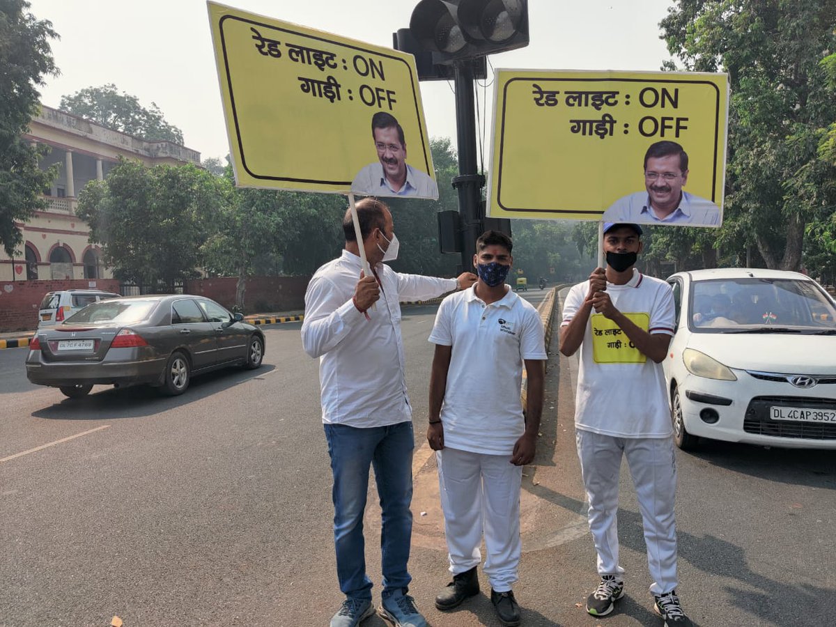 kumar_tarvan's tweet photo. साथियों आज बारहखम्बा रोड (नई दिल्ली) की मुख्य केंद्रित सड़कों पर उतकर प्रदूषण के खिलाफ जागरूकता फैलाने का प्रयास किया ताकी दिल्ली में आने वाली सर्दियों के चलते वायू प्रदूषण कम से कम हो।
#RedLightOnEngineOff
#AamAdmiParty
#BadarpurWard95 https://t.co/7QU0CIPqjo