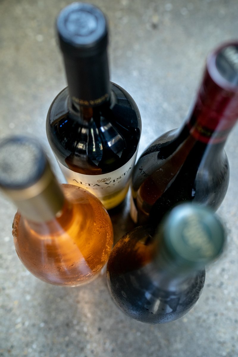 It's not Friday without Happy Hour! Stay dry at one of our socially distanced tables, and join us from 4pm - 6pm for:⁣⁣
$4 Draft Beers 🍻⁣⁣
$6 Select Glasses of Wine 🍷⁣⁣
$6 Svedka MuIes 🍹⁣