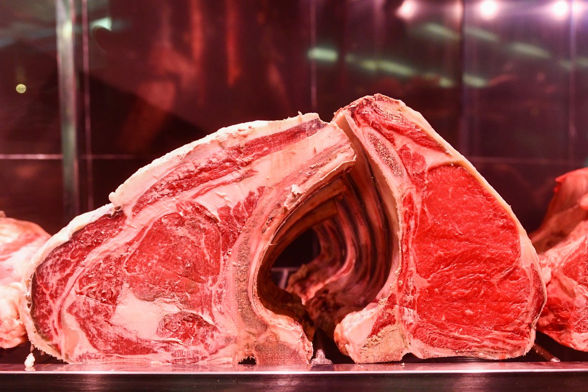 Sorprende a tu paladar con las mejores carnes a este lado del Atlántico.

Gracias a nuestro horno Southbend único en Canarias, conseguimos el steak crujiente por fuera mientras mantiene toda la jugosidad por dentro.

Reserva a través de nuestra web o llamando al 922 062 600.