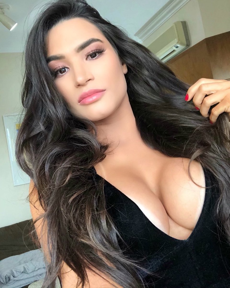 realitycharts's tweet photo. A Raissa Barbosa acabou de chegar aos 2 Milhões de seguidores no Instagram, parabéns pra lenda!! #AFazenda12 #TeamRaissa https://t.co/do73lOWlks