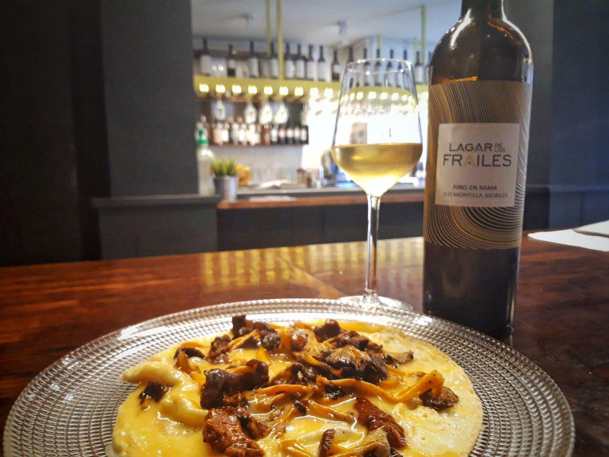 🤤 Ojo al fuera de carta que tenemos: tortilla vaga de erizo y angula de monte. Te lo recomendamos, encarecidamente además, con el fino de Montilla-Moriles Lagar de los Frailes. Hasta agotar existecias. ¡Disfrútalo!