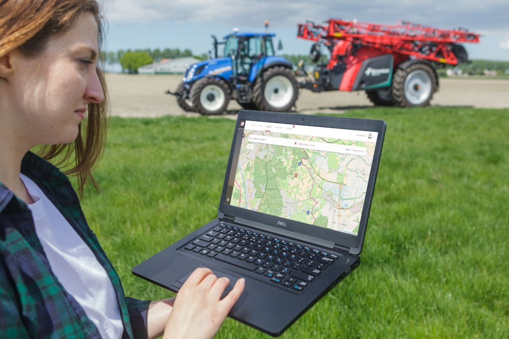 iM_Farming's tweet photo. Small terminal, huge advantage! Our IsoMatch Tellus GO+ can now run IsoMatch FarmCentre. #IMFARMING https://t.co/jFQ92uFVCO https://t.co/M57lfPS4qG