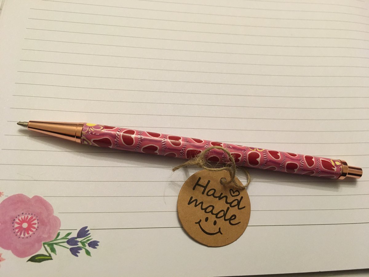sawdustnsparkle's tweet photo. This #PrettyPen with #heart design &amp; rose-gold finishing is REDUCED to £20 *for this weekend only* Being listed on Etsy on Monday at £25. If you'd like it, please PRIVATE MESSAGE for payment info.  FREE UK postage too📮 . CLICKY pen, ball-point, black ink. #ShopHandmadeHour https://t.co/SvY31VBC7u