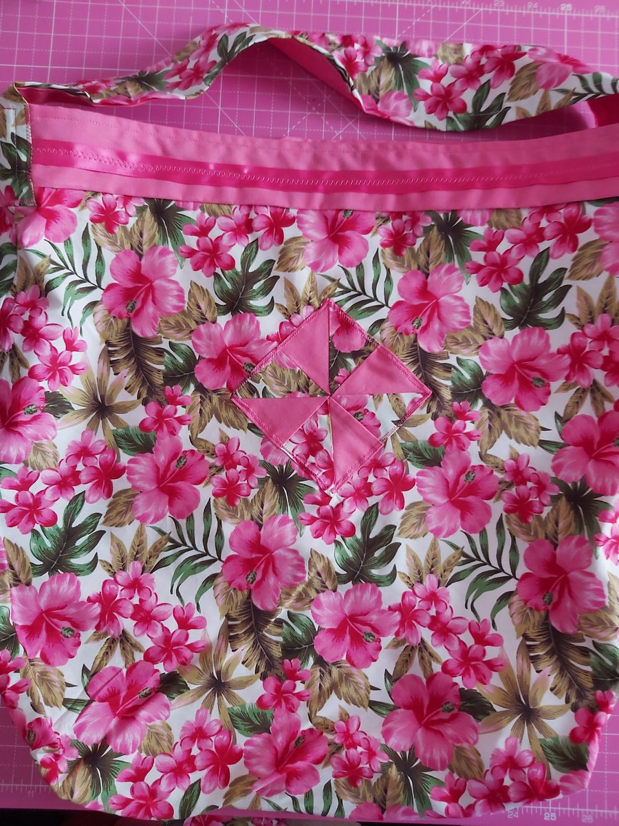 ICEAlertwallet's tweet image. We are making reuseable cotton tote bags with matching long scarfs which incorporate a dedicated 3D face covering section. Our bags are strong, you can fold them up and also wash them. Take a look at our new ETSY shop as they will be added their first.