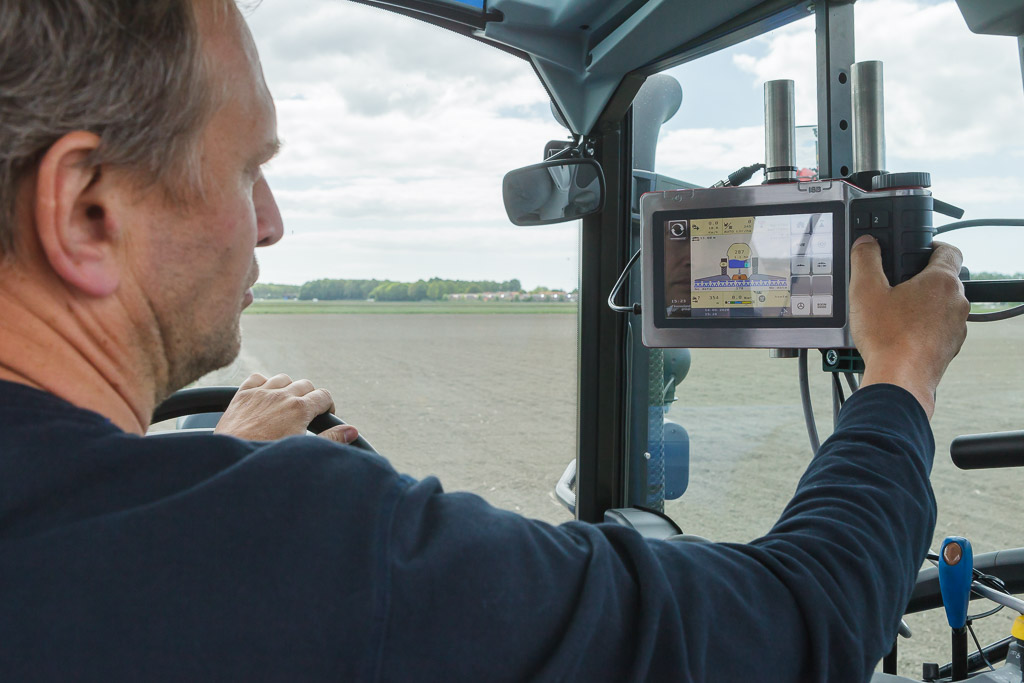 iM_Farming's tweet photo. Small terminal, huge advantage! Our IsoMatch Tellus GO+ can now run IsoMatch FarmCentre. #IMFARMING https://t.co/jFQ92uFVCO https://t.co/M57lfPS4qG
