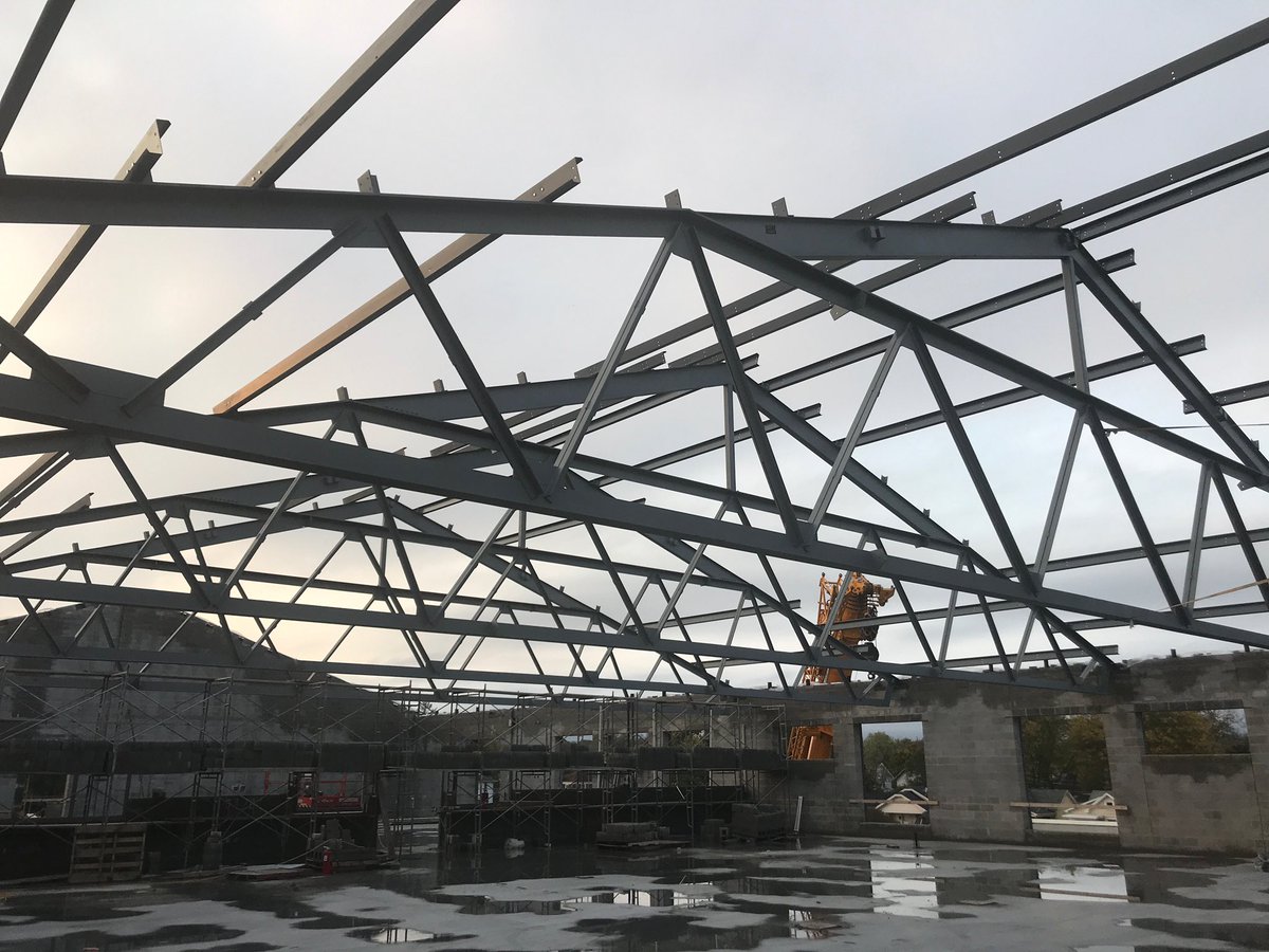 CongerBuilt's tweet photo. Six, 92’ long trusses were set in the rain at Conger’s Rosa Parks School Project this past Wednesday. #CongerBuilt #buildingasolidfuture #rosaontherise #CMR #middletowncityschools @fanninghowey @MiddletownOH https://t.co/wLjITzR5WR