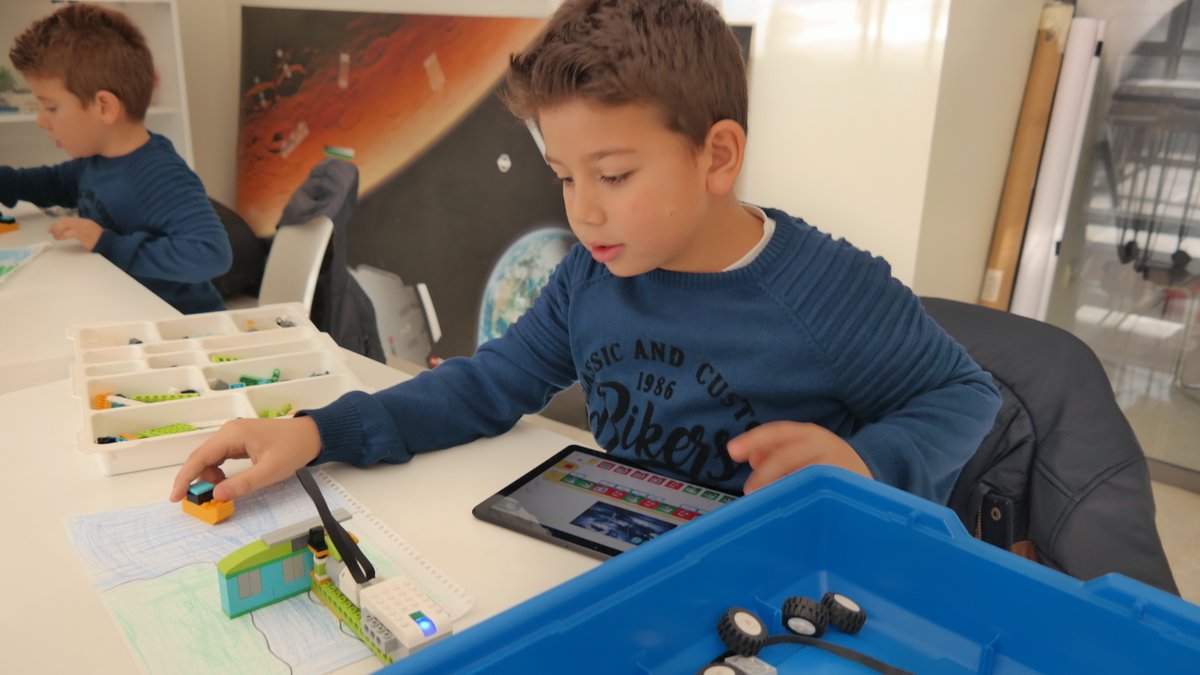 Robot Akademi olarak amacımız, çocukların sosyal becerilerini geliştirerek ve STEAM yolculuklarına erken başlamalarına olanak tanıyarak, aynı zamanda duygusal öğrenmeyi, erken mühendislik ve kodlama becerilerini güçlendirme fırsatları sunarak onları okula ve hayata hazırlamaktır.