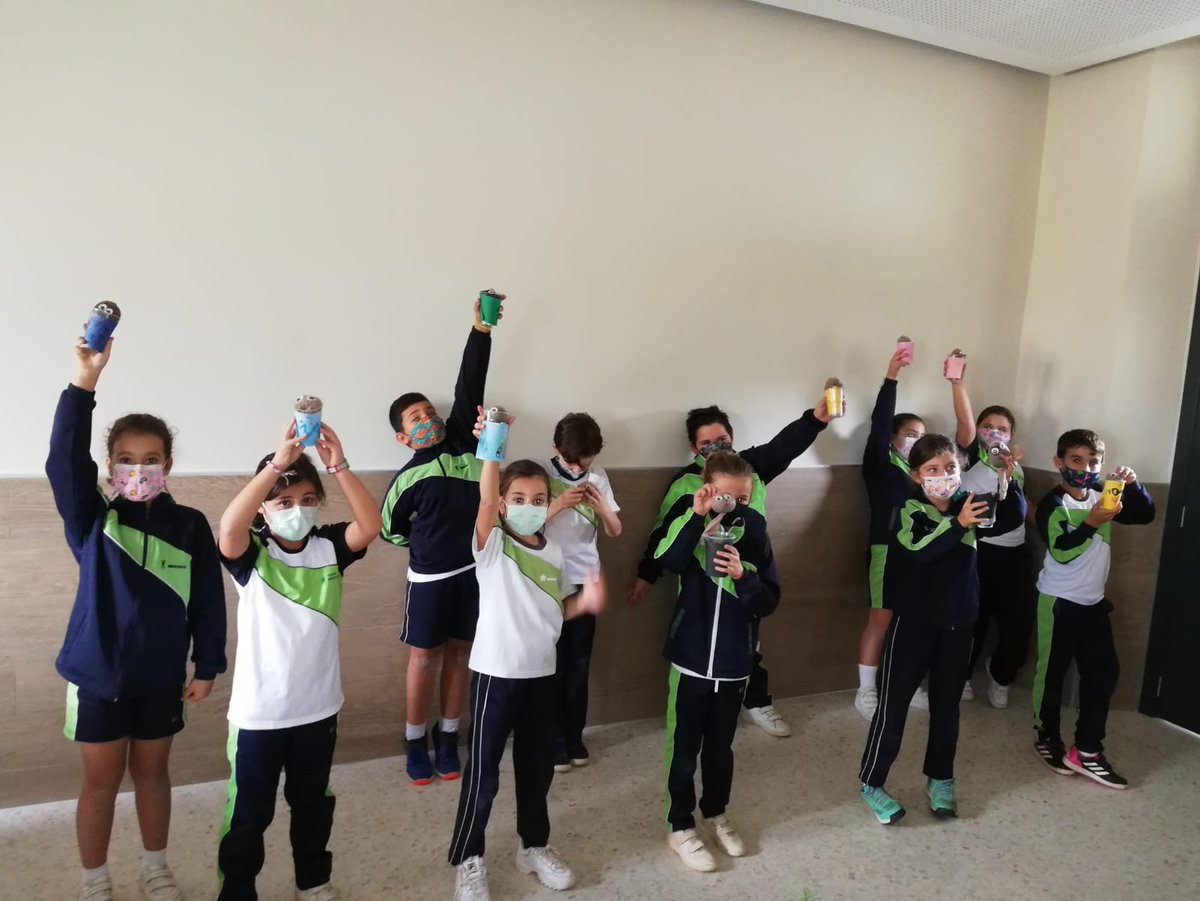 cs_hermenegildo's tweet photo. En de 3º de E. P. están trabajando en C. Naturales los seres vivos. Han construido un muñeco “crece pelo”, cuyo cabello serán los brotes verdes de las semillas de alpiste. ¡Pronto os mostraremos el resultado!
#colegiosanhermenegildo
#primaria
#crecepelo

https://t.co/RgU0GZxEcS https://t.co/cUZyxVc0Qg