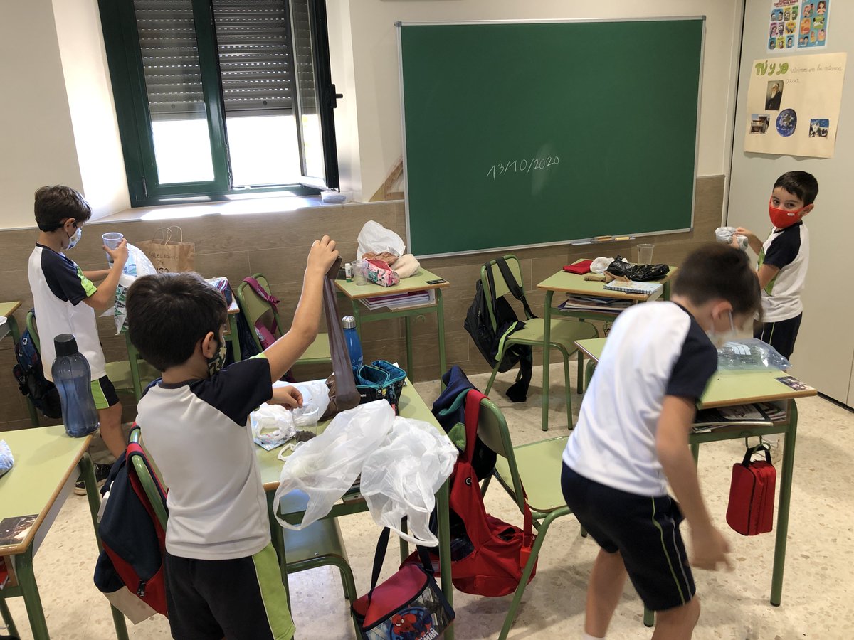 cs_hermenegildo's tweet photo. En de 3º de E. P. están trabajando en C. Naturales los seres vivos. Han construido un muñeco “crece pelo”, cuyo cabello serán los brotes verdes de las semillas de alpiste. ¡Pronto os mostraremos el resultado!
#colegiosanhermenegildo
#primaria
#crecepelo

https://t.co/RgU0GZxEcS https://t.co/cUZyxVc0Qg