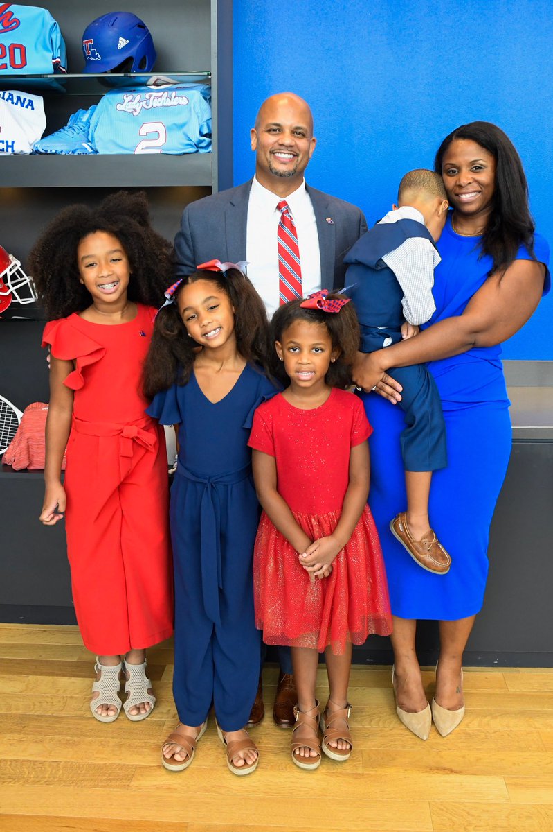 Help welcome our new Director of Athletics and VP, Dr. Eric Wood, and his family to Louisiana Tech. 

Like this tweet and show some Bulldog love! 💙

#TechFamily x #EverLoyalBe