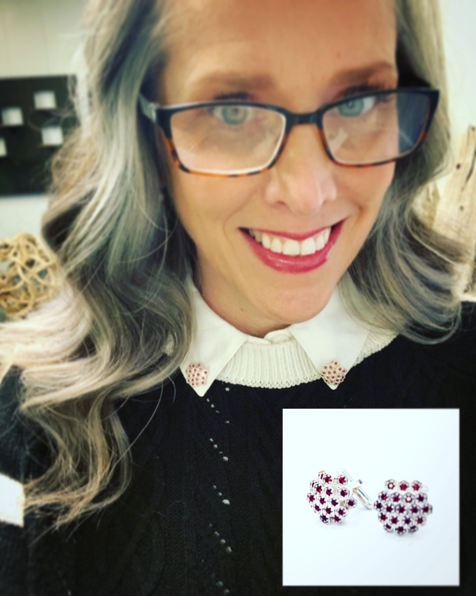 MarmadukeDesign's tweet photo. Who says cufflinks have to be only worn on cuffs?? Not me!! #meredithmarmadukedesigns #cufflinks #waspnest #customjewelry #jewelrydesign #mensfashion #fashion #luxury #frenchcuff https://t.co/pt9bepXz2o