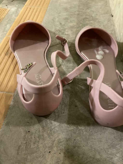 相信這是遇到的鞋中 我最愛的款式了 超喜歡這些一字帶的...不射不行..這個真的必射~!  #扫楼 #恋足 #打胶  #原味 #射鞋 #Cumshoes #射平底鞋 #Cumflats https://t<a href="/tag/%E6%89%AB%E6%A5%BC"class="tags">#扫楼</a><a href="/tag/%E5%8E%9F%E5%91%B3"class="tags"><span>#原味</span></a><a href="/tag/%E6%81%8B%E8%B6%B3"class="tags"><span>#恋足</span></a><a href="/tag/cumshoes"class="tags"><span>#cumshoes</span></a><a href="/tag/%E6%89%93%E8%83%B6"class="tags"><span>#打胶</span></a><a href="/tag/%E5%B0%84%E9%9E%8B"class="tags"><span>#射鞋</span></a><a href="/tag/%E5%B0%84%E5%B9%B3%E5%BA%95%E9%9E%8B"class="tags"><span>#射平底鞋</span></a><a href="/tag/cumflats"class="tags"><span>#cumflats</span></a>