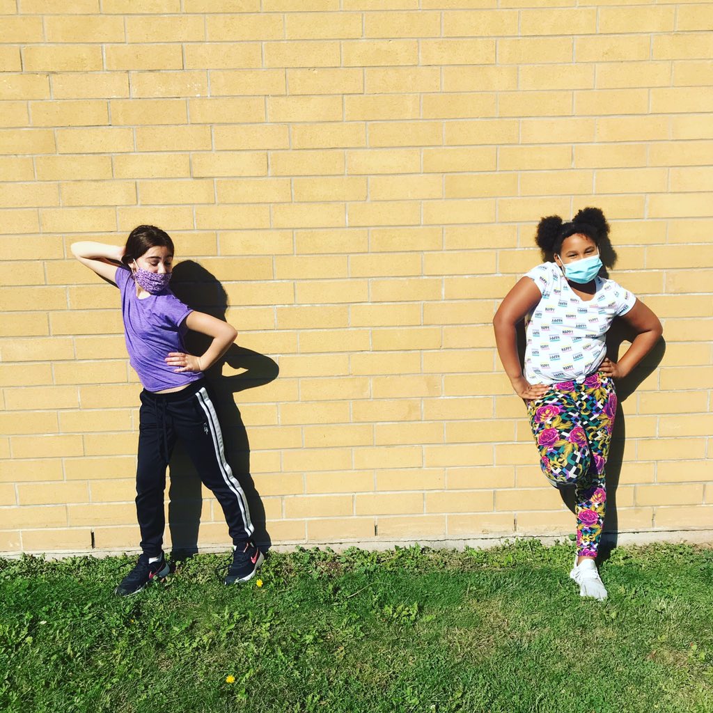 Ms_Muszak's tweet photo. Striking a pose on this warm fall day ! #outdoorrecess #stylish https://t.co/pWzwkAJ6sd