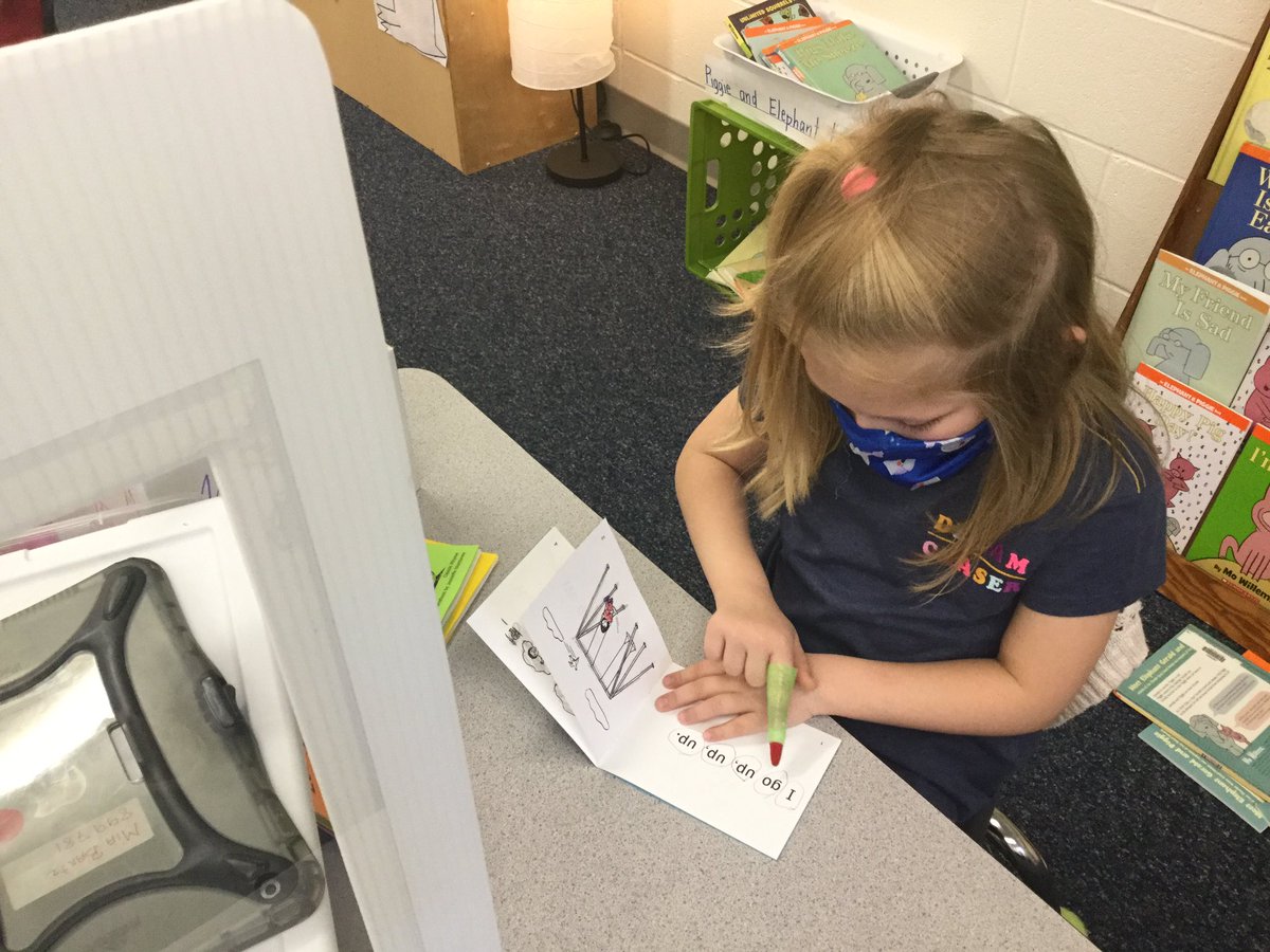 We used witch fingers to remind us to use “pointer power” when rereading familiar books! #superreaders 🎃 <a href="/HilliardWolves/">Washington Elem</a>