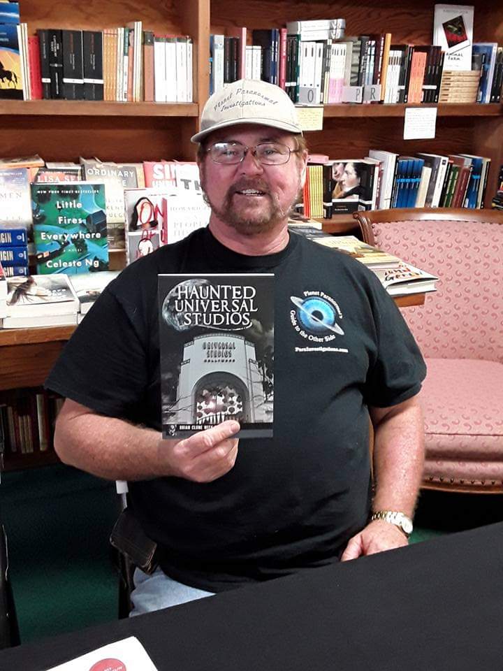 sandpiper_books's tweet photo. Looking back when Author #BrianClune explored the eerie
& haunting history behind the entertaining façade in his book "#HauntedUniversalStudios."
😁 yes you can pick your copy today #booklovers & many more of his books. #paranormal #bookworm #haunting #ghosts @PLPIBrian https://t.co/lubh44HviK