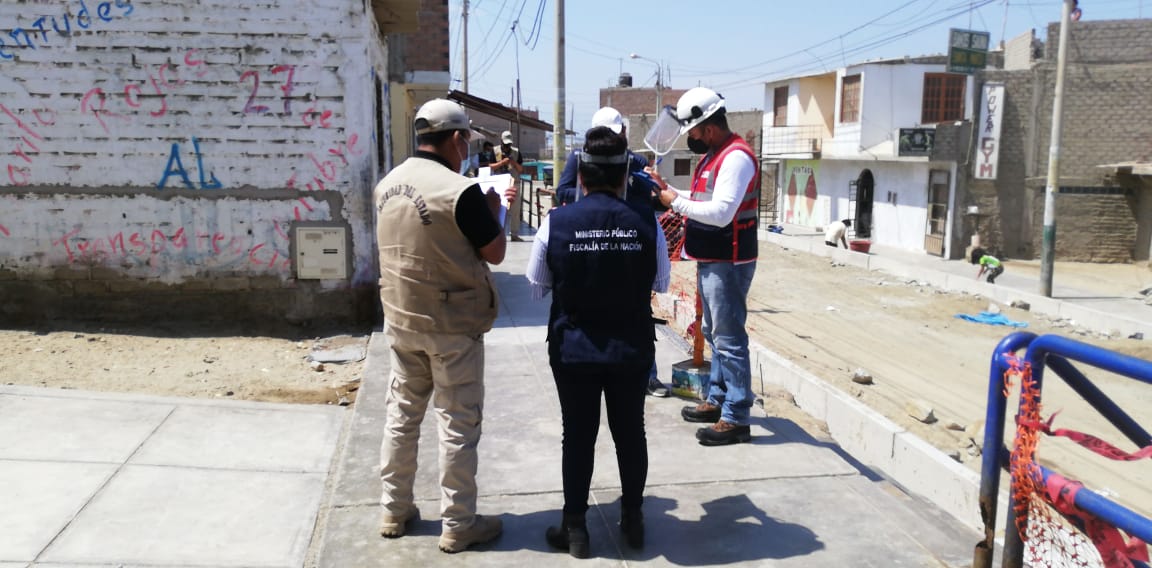 SunafilPeru's tweet photo. #SUNAFILEnÁncash🚨
La #IREÁncash junto a la Policía Nacional y Ministerio Publico realizaron operativo de orientación, a fin de evitar contagio de #Covid_19 entre trabajadores de construcción civil en Nuevo Chimbote. 

#NoBajesLaGuardia 
👉 https://t.co/aQV69U5qMV https://t.co/F9FS3gQ2vz