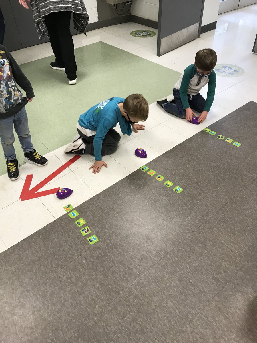 moira_mclelland's tweet image. @alcdsb_jose @laurakatemei students are gaining confidence in following lines of directional codes #LRA #codinginkinder