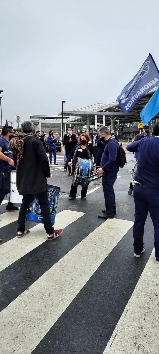 RedAviacion's tweet photo. Trabajadores de @LATAM_ARG junto a Sindicatos Aeronáuticos protestan en #Ezeiza x acciones concretas q protejan y garanticen sus empleos. Mientras reciben fracciones de sus salarios, @LatamAirlines extranjeriza operaciones sustituyéndolos.
#DumpingLaboral #NoALaExtorsiondeLATAM https://t.co/P7tHYMzPBq