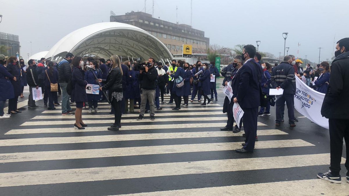 Trabajadores de <a href="/LATAM_ARG/">LATAM Argentina</a> junto a Sindicatos Aeronáuticos protestan en #Ezeiza x acciones concretas q protejan y garanticen sus empleos. Mientras reciben fracciones de sus salarios, <a href="/LatamAirlines/">LATAM Airlines</a> extranjeriza operaciones sustituyéndolos.
#DumpingLaboral #NoALaExtorsiondeLATAM