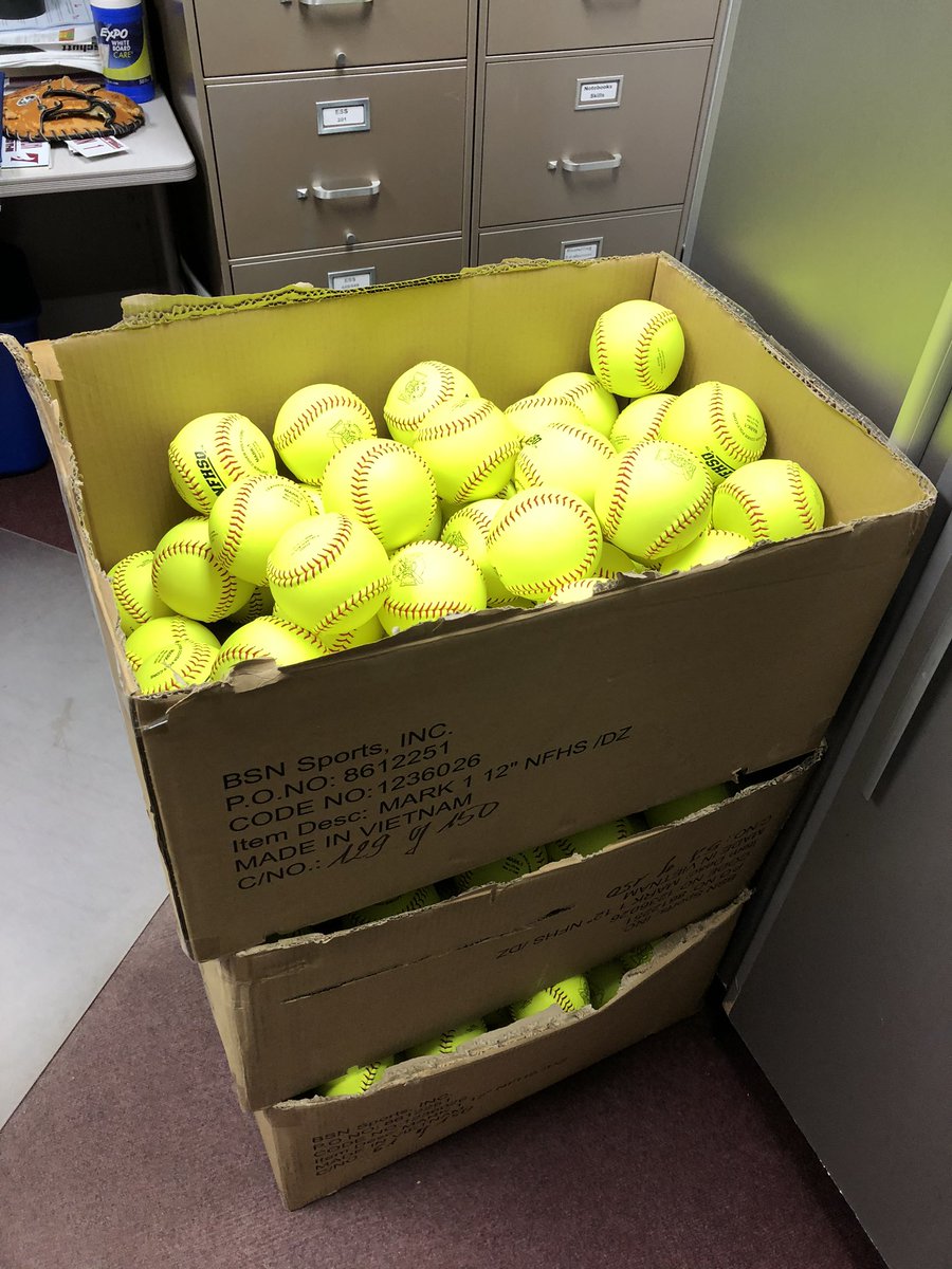 UWLSOFTBALL's tweet photo. that’s a lot of nugs to RAKE! #youonlyknowifyouknow https://t.co/tLWBmxnhwD