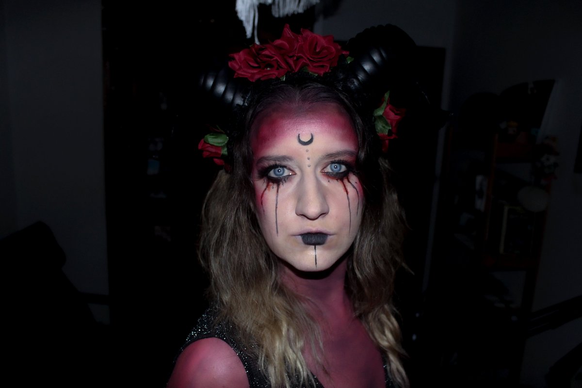 DeMeninha's tweet photo. La calabaza dejó el listón un poco alto, así que esto es otro estilo diferente.

Feliz finde, gentucilla!

#ForestDemon #Demon #makeup #bodypaint #Samhaín #halloween #facepainting #nadaqueofrecer #halloween2020 #halloweenmakeup https://t.co/58bysevYvE