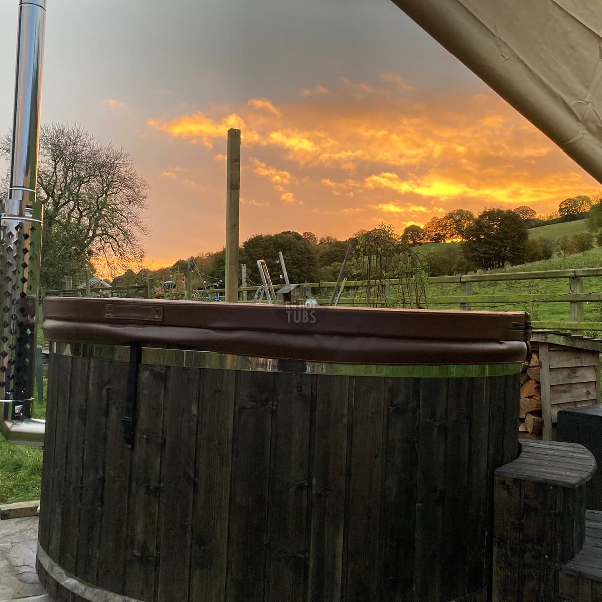 rghottubs's tweet photo. Delivered just in time before the lockdown in #Wales 

#Niceevening ✔
#Sunset ✔
#Hottub #Woodfiredhottub ✔
#Fun ✔
#Relax ✔
#Enjoy ✔ https://t.co/ygufpdDYhv
