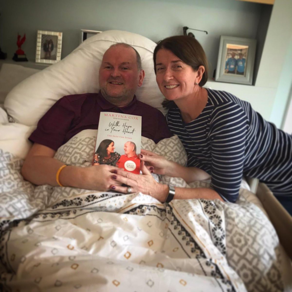 Tonight on the #LateLateShow these two ❤️🖤💛

Martina talks about her new book
#WithHopeInYourHeart 

WATCH HERE 📺 rte.ie/player/onnow from 9:30pm

#YNWA