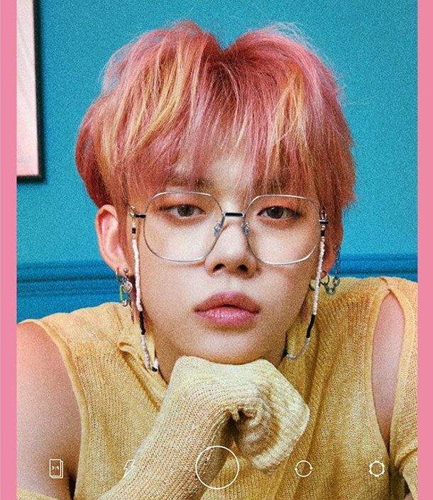 I really did not expect pink-haired Yeonjun, but I& #39;m not complaining cuz he looks AMAZING.