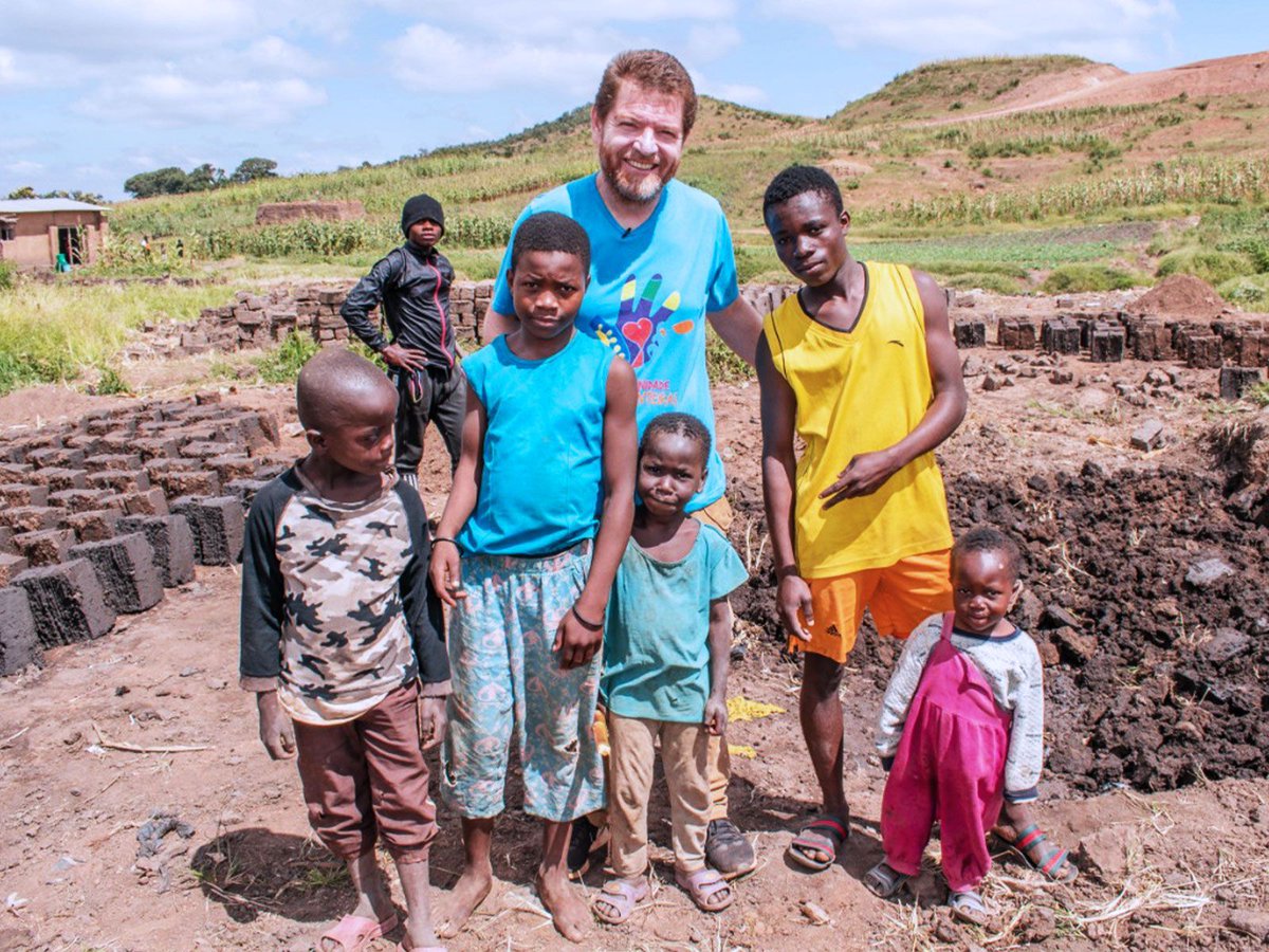 SplicerFilms's tweet image. Evaldo Palatinsky is a professor and volunteer. In 2019, he stopped all professional activities to volunteer with Fraternity without Borders at the Dzaleka Refugee Camp.
#UnmaskedFilm #UnmaskedDocumentary #Documentary #Humanity #Volunteer #StoriesofHops #ImpactfulStories