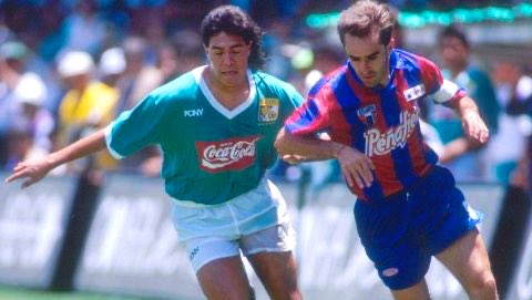 pandapadilla's tweet photo. 1993.

Sergio Martínez y Luis Miguel Salvador disputan el territorio, durante el encuentro de vuelta Léon vs Atlante, en la semifinal del torneo 92/93.

Los azulgranas ganarían a domicilio ( aún no se sabe cómo ) y a la postre serían campeones de liga.

#ViernesDeOrgulloEsmeralda https://t.co/HhMhseSbW4