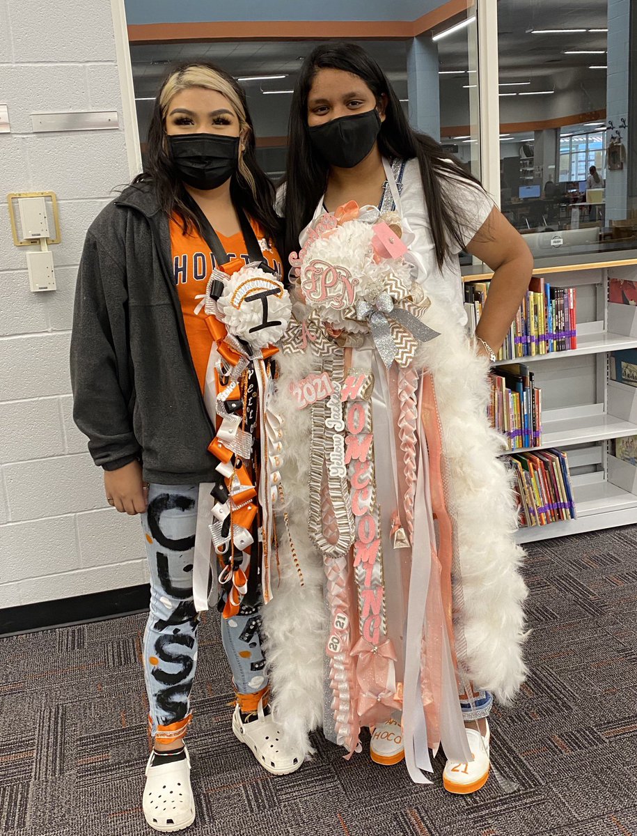 alvinjacketslib's tweet photo. HoCo 2020 - Good luck tonight Jackets! 🏈 🏐 #texasmums https://t.co/AY8xiVrBuy