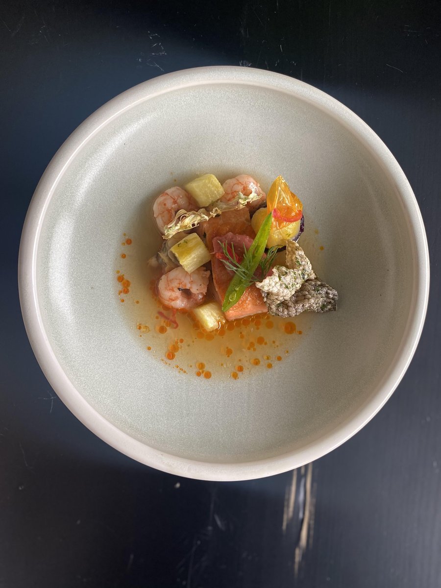 GKitchenParty's tweet image. CALGARY: @chefdly of @eatforeign’s dish ft. King Orca Salmon Roulade, Side Stripe Prawns, Confit Potatoes, Poached Vine Ripen Tomatoes, Vietnamese Sour Broth
🍷@tantaluswine 2018 Riesling
“The Winner’s Circle” brought to you by @SyscoCanada