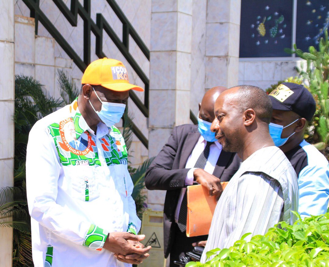 Mohamed37273342's tweet photo. Rencontre de la communauté du Denguélé le jeudi 22 octobre 2020 avec le Ministre Gaoussou Toure, au domicile du Sénateur Toure Lanciné chef de la communauté. https://t.co/HQoJryap3l