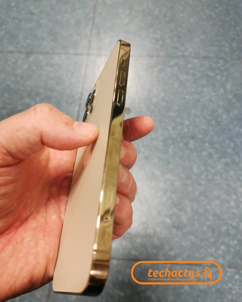 SPEEDStealthHQ's tweet photo. Voici donc l'iPhone 12 Pro, ici en version Gold
J'avoue il est beau...

#iphone12 #apple #iphone12pro https://t.co/eGmJlIpOfW
