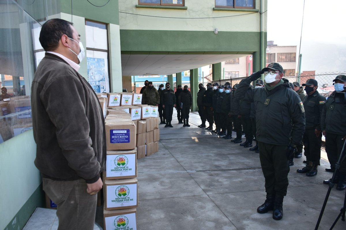 ViceminSegCiu's tweet photo. Viceministro de Seguridad Ciudadana @WilSantacho en coordinación con la campaña solidaria "Hoy por ti, mañana por mi" visita y hace entrega de productos alimenticios, artículos de limpieza y bioseguridad a efectivos policiales de la EPI "La merced" en la ciudad de #LaPaz. https://t.co/Cb5tCuBesZ