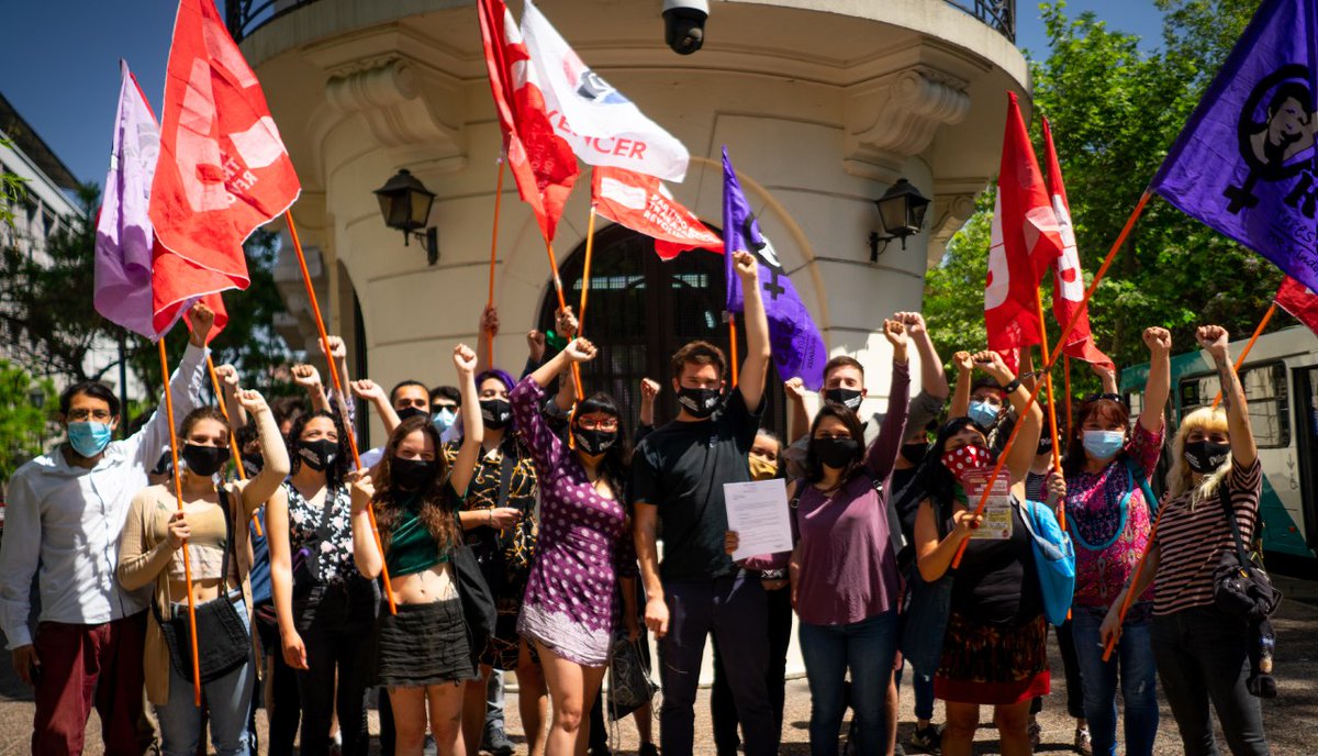 DaunoTotoro's tweet photo. Hoy entregamos 7300 firmas para extender nuestra legalidad como @PTR_Chile a la Región Metropolitana y también en Arica, pronto en Valparaíso. Estaremos constituídos legalemente en 7 regiones.
¡Por una voz anticapitalista!
¡AC Libre y Soberana!
¡Juicio y castigo a los represores! https://t.co/xQCKvL8T2W