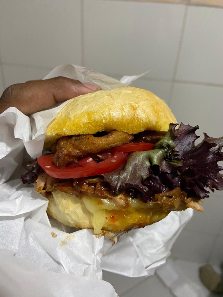 Pive7erafa's tweet photo. 🗣🗣COMBÃO SEM BASE* 🗣🗣
2 KING CHORI CROCANTE 
1 BBQBULOSO
1 COXAZADA NOS EMPANAMENTO QUALIFICADO
3 PICHULIHA/ 2 BREJA 
ESSA FEIRA DE FAST FOOD POR 50$ CONTO, fala tu ?????? 👹 
DA RT PRA FORTALECER 🙏🏾 https://t.co/lT4OVjbDPa