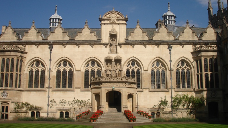 La Oriole is believed to have been named after a large bay (oriel) window- this is reflected in the new building. But where St Martin's and Oriole would have collided, in the corner, the range overlaps and cuts itself off.