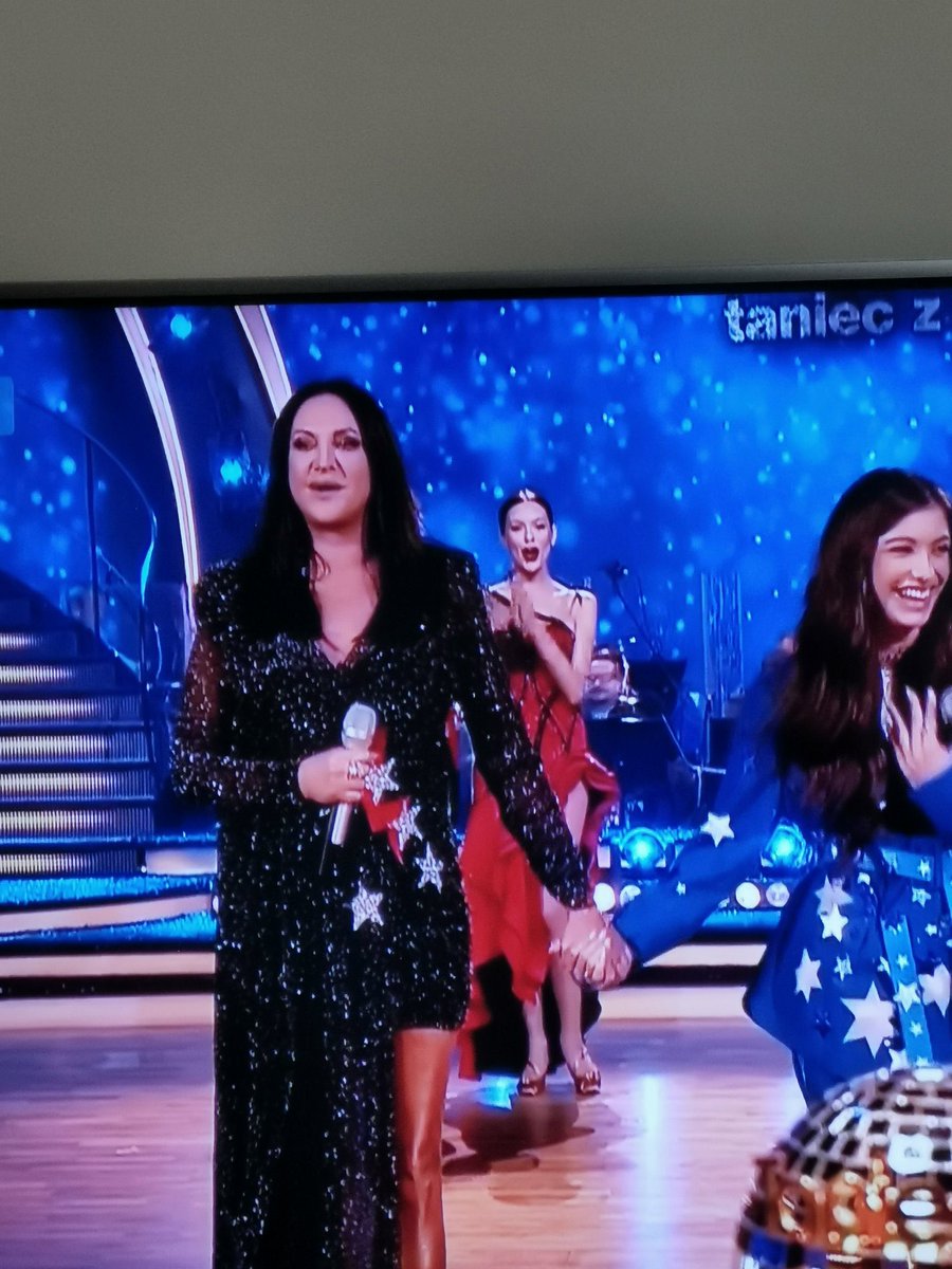 Luvmymichele's tweet photo. Kayah ubierając sukienkę z piorunem i zmieniając słowo tańcz na walcz podczas występu z Viki Gabor to piękne wsparcie dla kobiet które przechodzą teraz piekło.
"Bo żadna dama, nie będzie walczyć sama,
Gdy sióstr tyle ma, gdy jest pośród nas
Więc, moja miła, Walcz"
#zakazaborcji https://t.co/affHz5J6WR