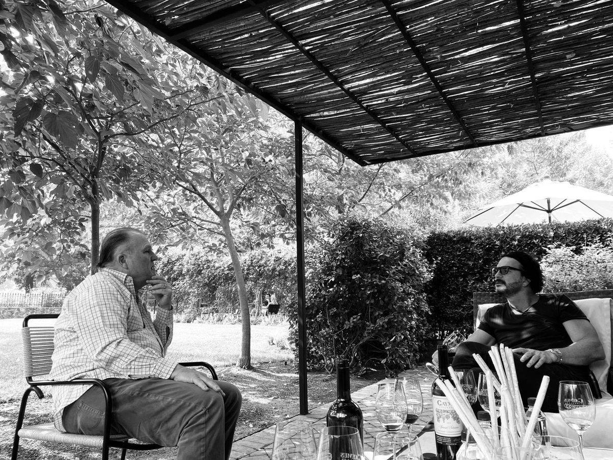 Ricardo_Arjona's tweet photo. Chuck Wagner enólogo y dueño de Caymus nos compartió algunos de sus secretos.  Vino para tomar con los ojos cerrados. @caymuscab https://t.co/uiBdcs6fTi