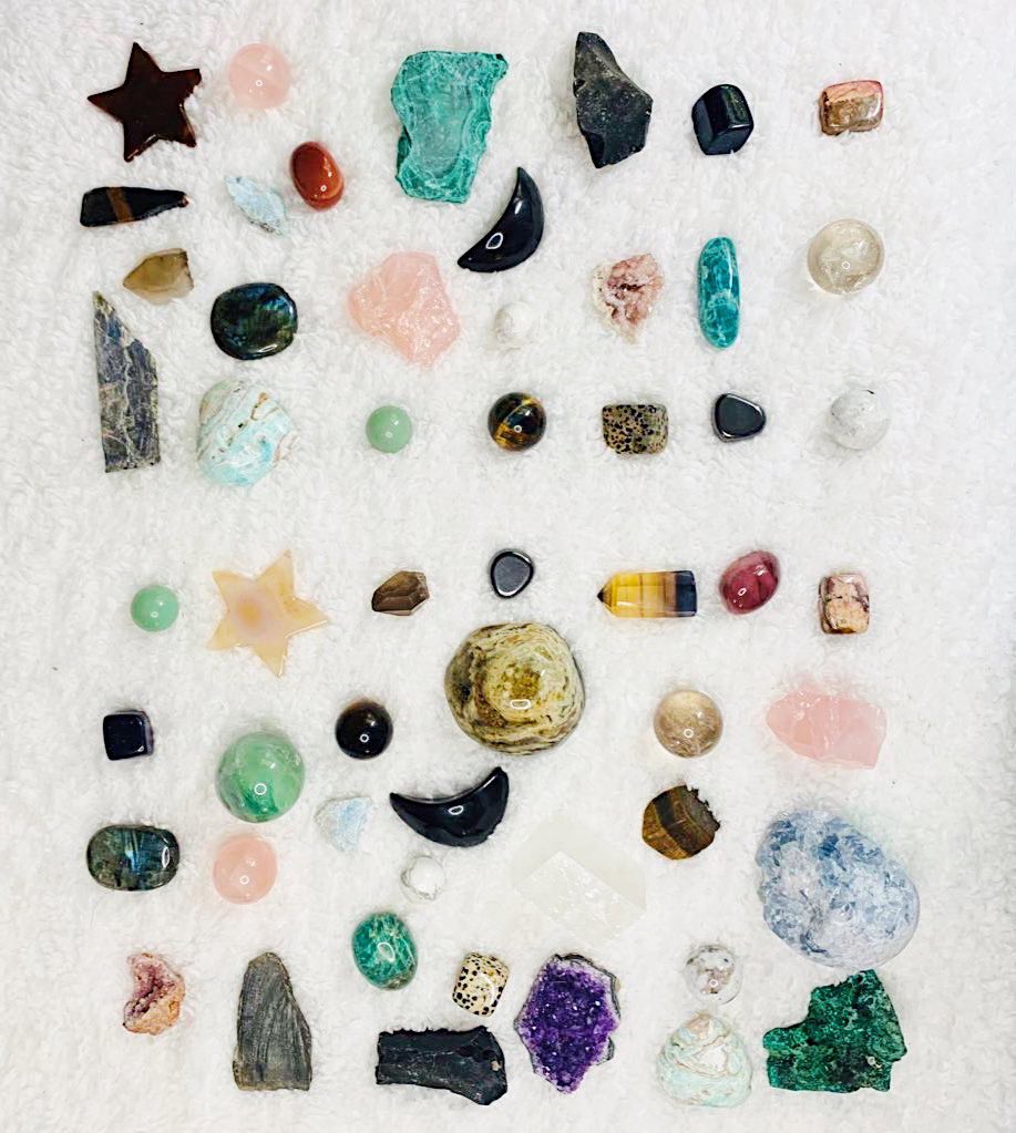 👻🖤SPOOKY SZN GIVEAWAY🖤👻
                       (Finale!)
To enter:
🎃follow me!
🎃retweet this tweet!
🎃retweet my pinned tweet!

Extra Entries:
🎃tag friends!

2 winners! 1st winner gets the Black Skull of crystals and 2nd winner gets Clear Skull of crystals

👻Ends 10/25👻