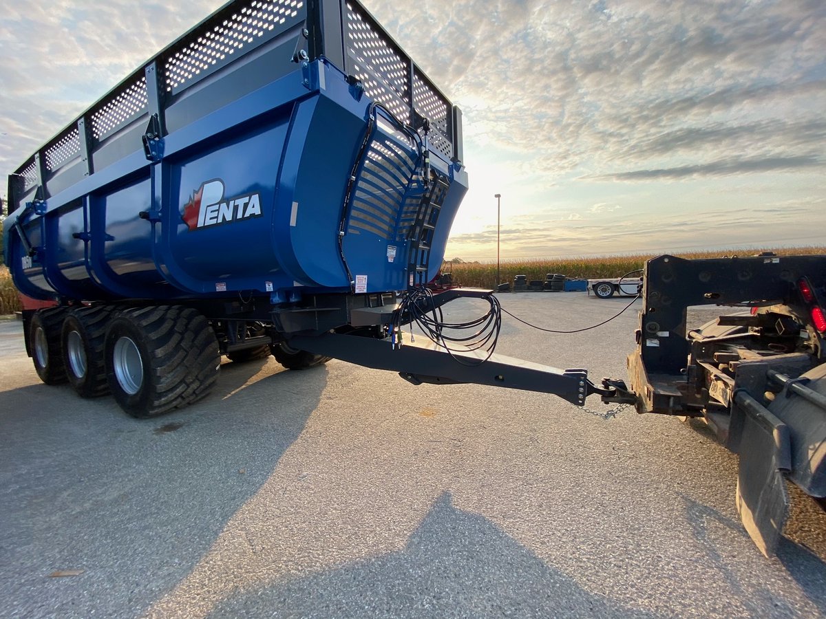 PentaFarmEquip's tweet image. Shout out to the Penta production team who has been hard at work. Here are a couple dump boxes and a spreader that have recently went out to our dealerships.

#Penta #Agriculture #DumpBox #Spreader #Farming #PentaEquipment