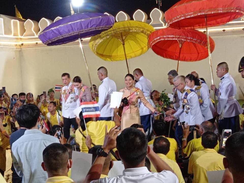Marylene2489's tweet photo. The King visited Meet and Greet the people closely #Thailand I have a gratification &amp; satisfied #ในหลวงสู้สู้ #เรารักสถาบันพระมหากษัตริย์ไทย #ABC #ABCnews #NHK @RobertIger #อนุชนรักชาติศาสน์กษัตริย์ #เรารักสถาบันพระมหากษัตริย์ #saveThaiKing #saveThaiMonarchy #ICONSIAM #LegendSiam https://t.co/wiWANLLkCE