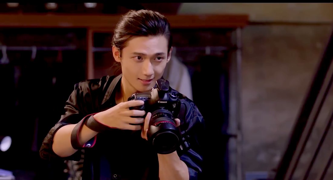 YiFan, you can have your Yanke & do about ur business cause my entire being is tuned it with this GORGEOUS ADONIS and HE’s A FREAKING PHOTOGRAPHER WITH THE SEXIEST MAN-BUN & DIMPLES!! MAAAA, I WANT HIM!!!!   #FirstRomance  #KenWu