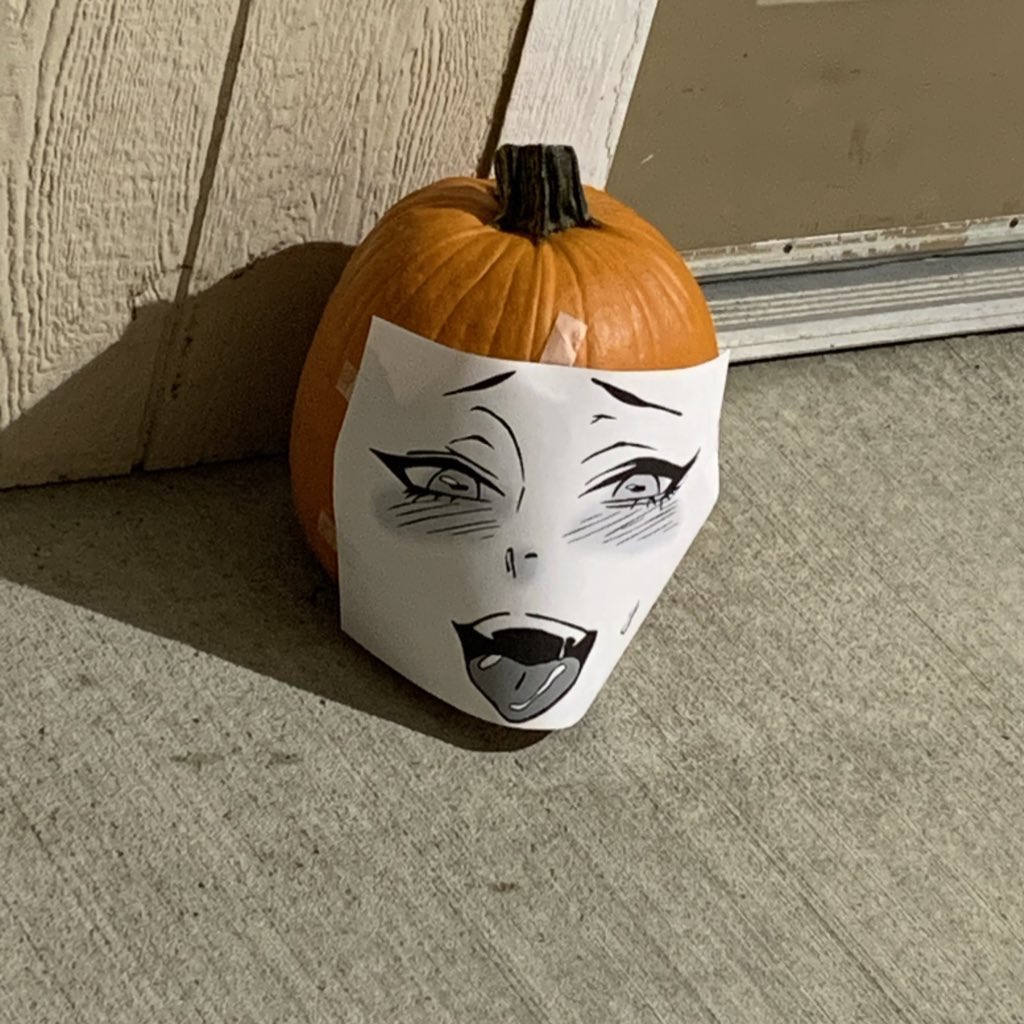LoganRaschke's tweet photo. I’m leaving for work early in the morning, minding my business, and then I see this. What the hell is wrong with my neighbor? https://t.co/NFvQGodBHt