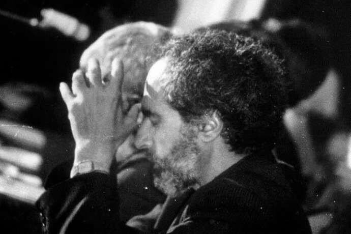 Türkiye’de Karabağ denildiğinde akla gelen Ermeni işgali ve Hocalı soykırımının başı çektiği ölümler olsa da; Azerbaycan saflarında işgal ve etnik temizliğe zemin hazırlayan, film senaryolarını aratmayacak siyasi entrika ve ihanet zinciri hakkında neredeyse hiçbir şey bilinmiyor.